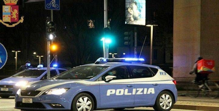 Milano, 14enne accerchiato da 5 minorenni che gli rubano giubbotto e auricolari Polizia milano notte1