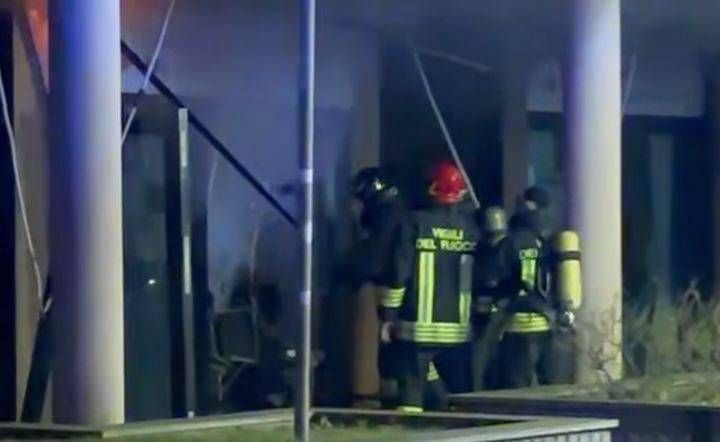 Saronno, esplosione al Bancomat nella notte, danni ingenti Saronno Bancomat esplosione notte