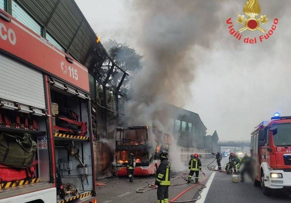 Pullman in fiamme in autostrada: mattinata di caos tra Sesto e Cormano pullman incendio autostrada cormano