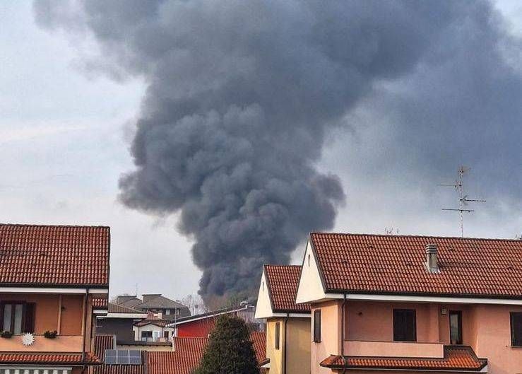 Fumo nero in cielo da Caronno Pertusella, incendio camper sulla Varesina incendio camper varesina