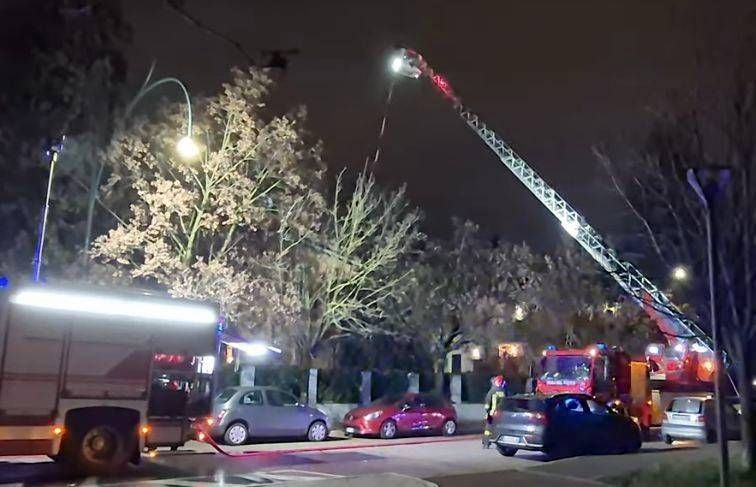 Incendio a Cusano Milanino: tetto di una villetta in fiamme – VIDEO incendio cusano milanino