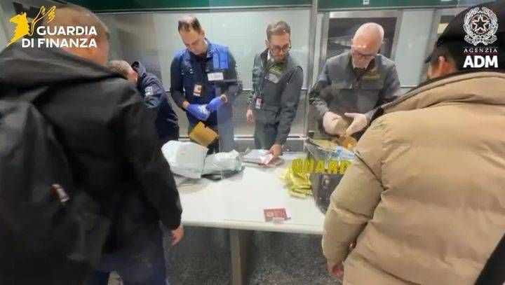 Farmaci illegali nei bagagli a Malpensa, dalla sclerosi multipla alle diete dimagranti, 11 denunciati farmaci malpensa