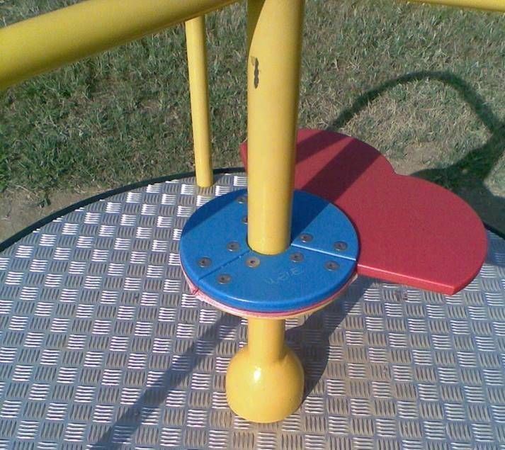 Caronno, fa pipì sulla giostra dei bambini al parco teppismi parco 2