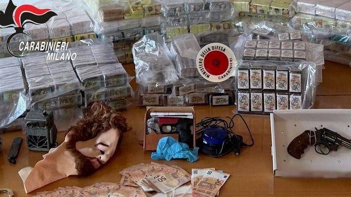 Carabinieri inseguono Tir sospetto in centro a Milano: era pieno di armi e droga, 4 arrestati – VIDEO tir droga armi centro milano