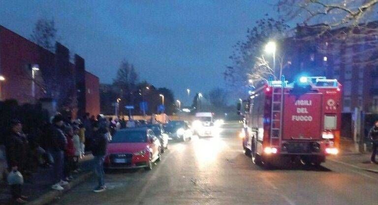 Baranzate, incendio e blackout: paura in via Aquileia 12 Baranzate incendio blackout Aquileia