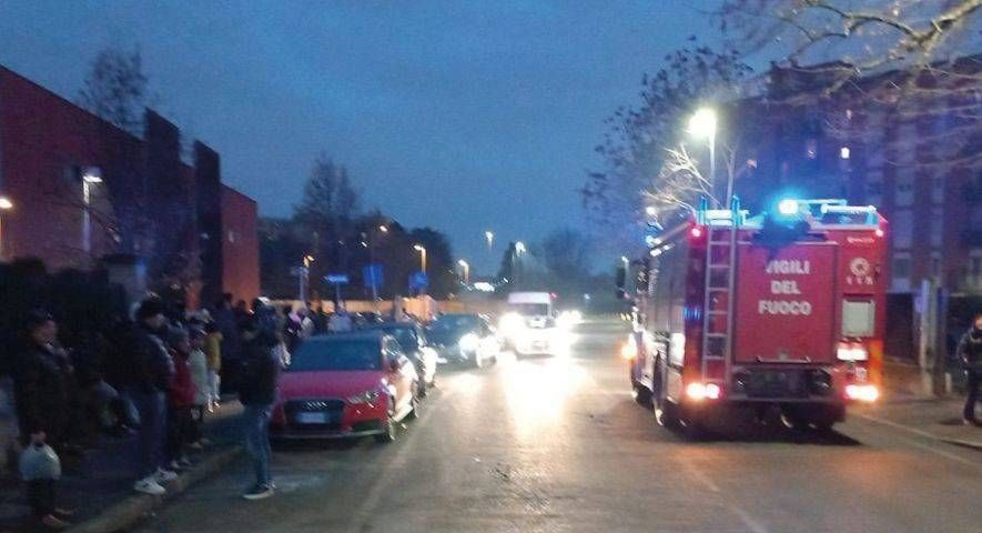 Baranzate, incendio e blackout: paura in via Aquileia 12 Baranzate incendio blackout Aquileia