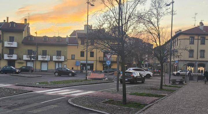 Bollate, si continua a scavare per la fuga di gas in piazza Solferino Bollate fuga gas piazza Solferino