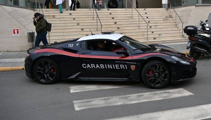 Farmaci urgenti per i giovani feriti di Crans-Montana: i Carabinieri li portano a Milano in Maserati Carabinieri Maserati