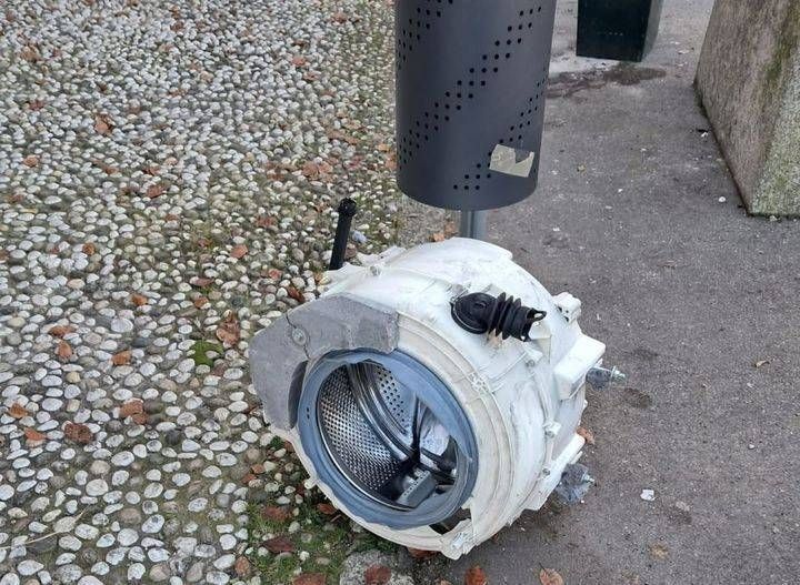 Gerenzano, sfregio davanti alla chiesetta di San Giacomo: spunta il cestello di una lavatrice Gerenzano cestello lavatrice