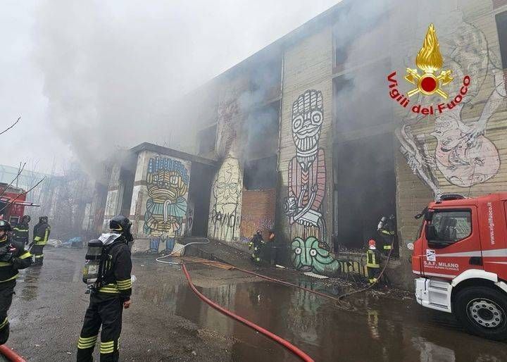 Incendio nella fabbrica abbandonata a Cormano, 4 senzatetto intossicati, fumo sulla Milano-Meda incendio cormano