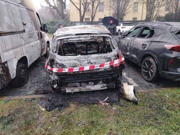 Incendio nella notte a Garbagnate, a fuoco tre veicoli incendio notte garbagnate