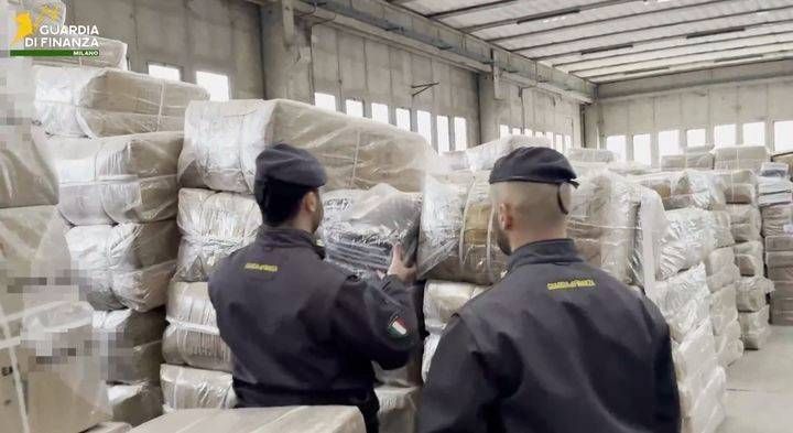 Maxi sequestro di capi Armani contraffatti: oltre 65mila pezzi bloccati dalla Guardia di Finanza nel Milanese Armani contraffatto falsi sequestro