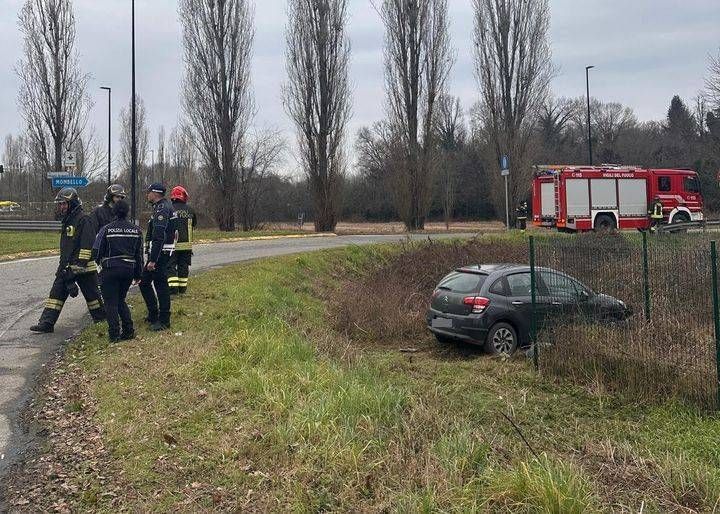 Incidente a Limbiate, auto nel fossato, anziano incastrato Limbiate auto fuori strada