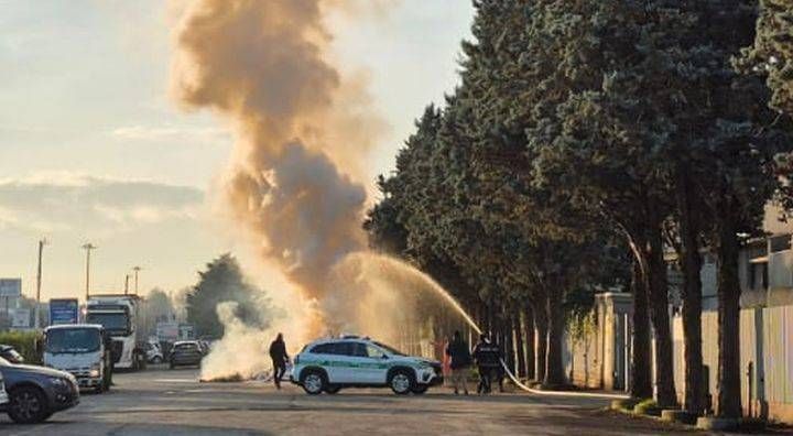 Paderno Dugnano, incendio nel camion rifiuti, intervento d’emergenza sulla Comasina – VIDEO paderno incendio camion rifiuti