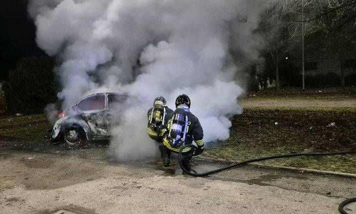 Paderno Dugnano, auto prende fuoco in marcia, conducente accosta e si salva – VIDEO Paderno Dugnano incendio auto