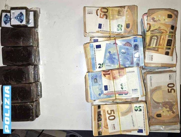 Milano, due ventenni arrestati con quasi 2 kg di hashish e 76mila euro in contanti ventenni hashish contanti