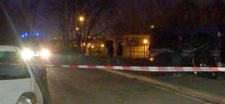 Rogoredo, ucciso da poliziotto vicino al bosco della droga: “Ci ha puntato l’arma contro” rogoredo ucciso poliziotto
