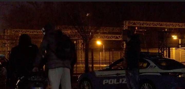 Milano, sparatoria a Rogoredo: un giovane ucciso dalla Polizia nel parco dello spaccio Rogoredo morto droga