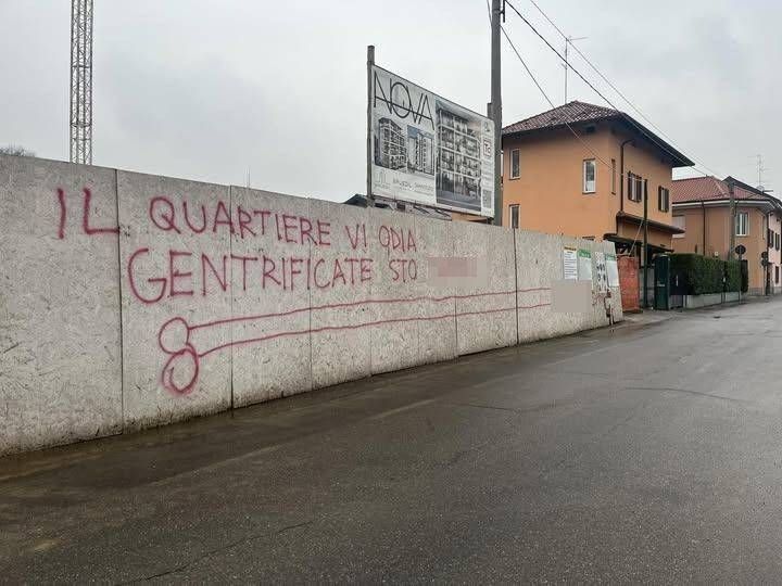 Saronno, graffiti contro la gentrificazione: protesta sul cantiere di via Monte Grappa gentrificazione saronno