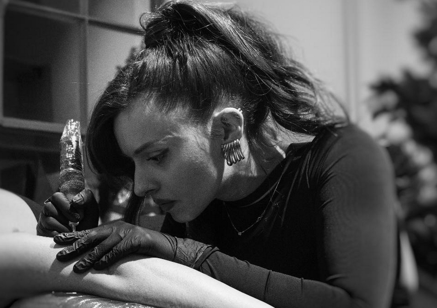 Caronno, i tatuaggi di Priscilla aiutano le donne vittime di violenza Screenshot 2026 01 13 102509