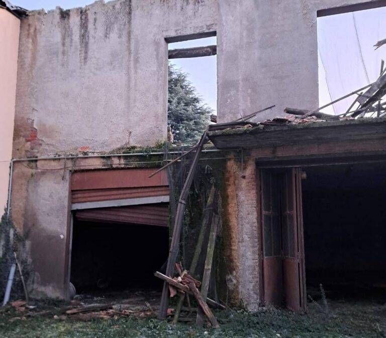 Cislago, crolla il tetto di un vecchio cascinale WhatsApp Image 2026 01 07 adddddt 17.16.48 1 768x674