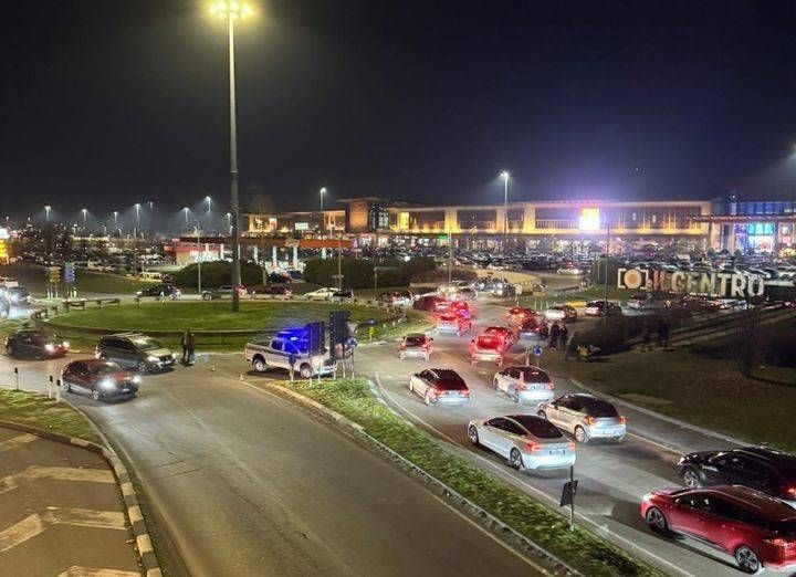Arese, assalto ai saldi a Il Centro, traffico in tilt Arese Il Centro traffico