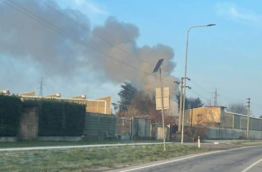 Caronno, s’incendia container dei rifiuti incendio 1024x673