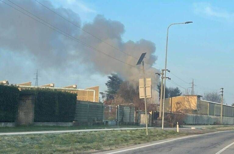 Caronno, s’incendia container dei rifiuti incendio 768x505