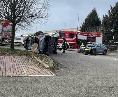 Cesate, pauroso incidente con auto ribaltata incidente cesate