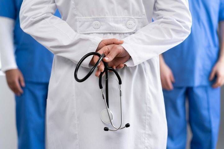 Busto Arsizio, per aggirare le lunghe liste d’attesa proponevano visite private senza fattura, medico e tecnico Asst a giudizio medico tecnico busto