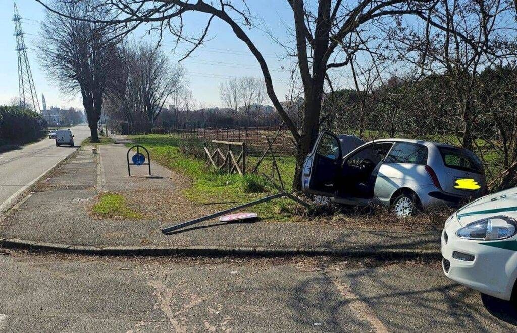 Auto fuori strada tra Ceriano e Solaro, tragedia sfiorata, anziana in ospedale auto fuori strada Ceriano