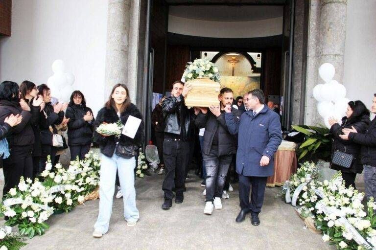 Garbagnate, funerale Emanuele Accomando, rombi di moto per salutare uno dei 2 giovani morti nell’incidente a Saronno – VIDEO Emanuele Accomando funerale