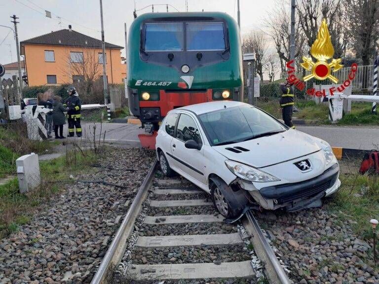 Incidente tra auto e treno ad Abbiategrasso: nessun ferito, 300 passeggeri bloccati IMG 20260222 WA0009 768x576