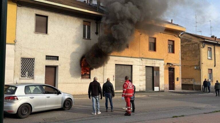 Incendio a Paderno, brucia appartamento a Cassina Amata: Statale dei Giovi bloccata IMG 1619 scaled 1 768x432