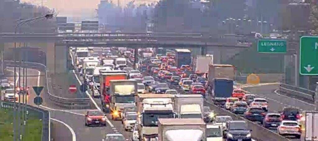 Incidente in autostrada, 4 feriti e traffico in tilt incidente autostrada