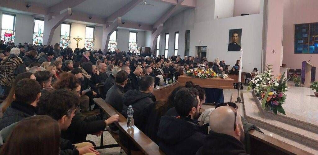 Tantissimi ad Arese per i funerali di Manuel Piazza, morto per salvare la fidanzata Manuel Piazza Funerali Arese