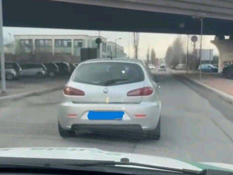 Rho, non si ferma all’alt, scatta l’inseguimento, fermato, picchia gli agenti rho inseguimento picchia agenti