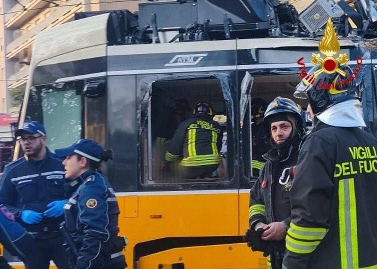 Tram deragliato a Milano, 2 morti 39 feriti, il video dell’incidente tram deragliato milano video