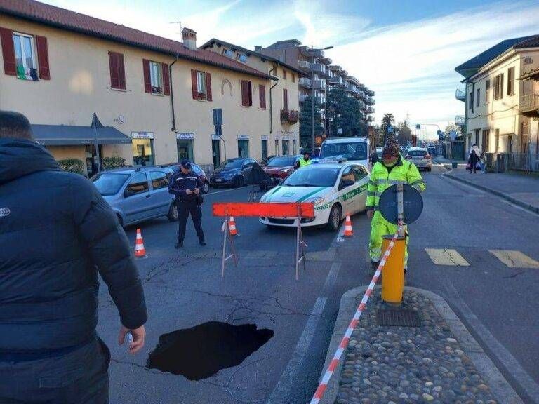 Si apre una voragine in centro a Bollate voragine bollate