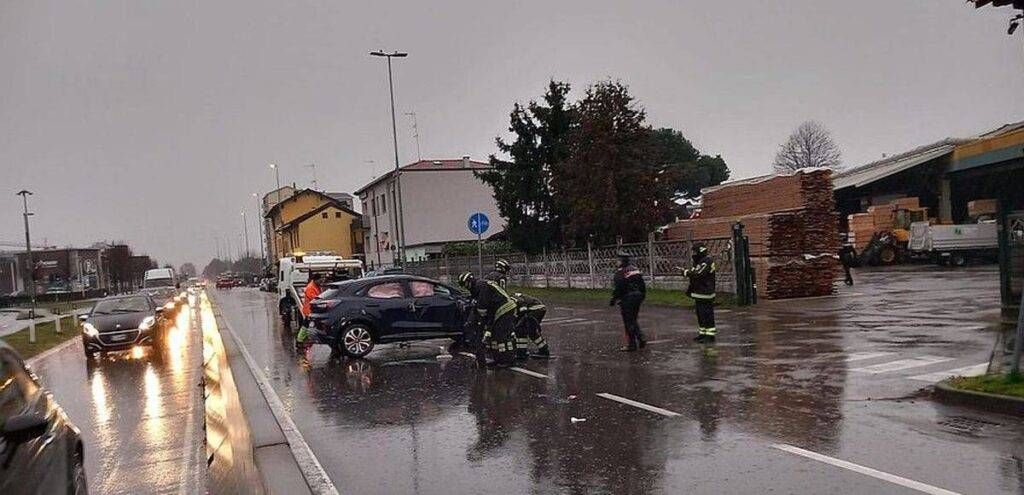 Auto semi-ribaltata: chiusa la Varesina a Garbagnate Varesina chiusa incidente