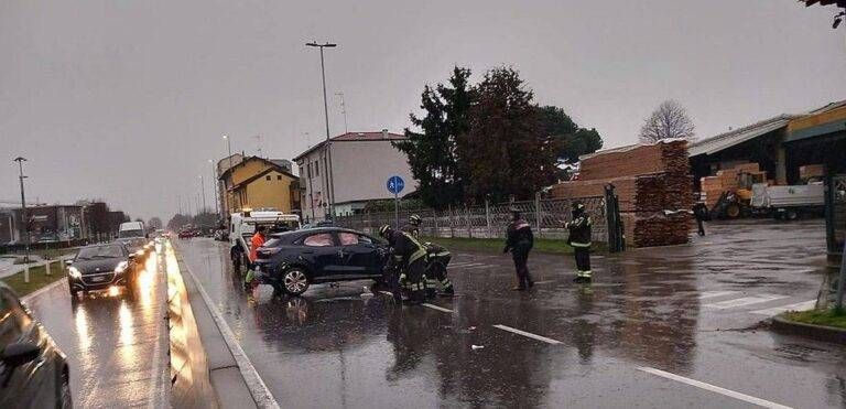 Auto semi-ribaltata: chiusa la Varesina a Garbagnate Varesina chiusa incidente