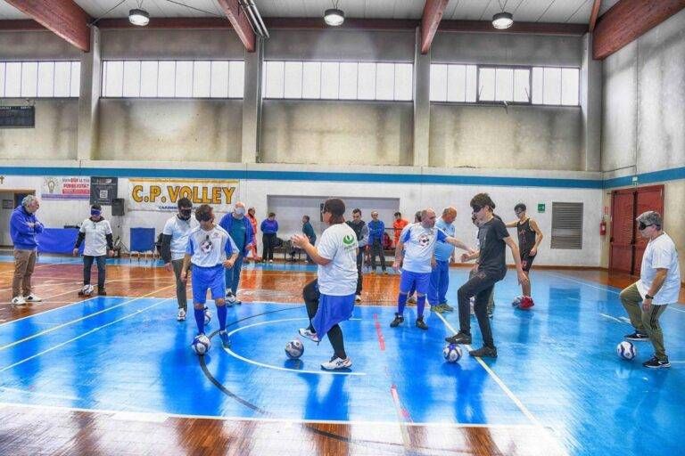 A Caronno prove di calcio bendati col Sanremo Liguria calcio ciechi 768x512