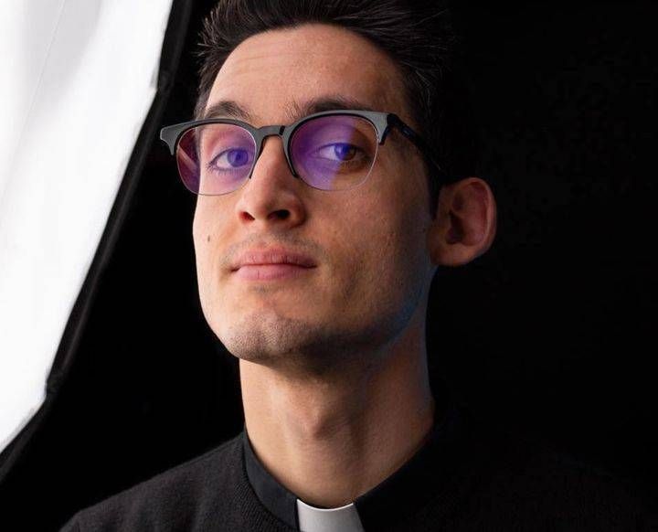 Don Alberto Ravagnani: il “prete-influencer” che lascia il sacerdozio don alberto ravagnani sacerdozio