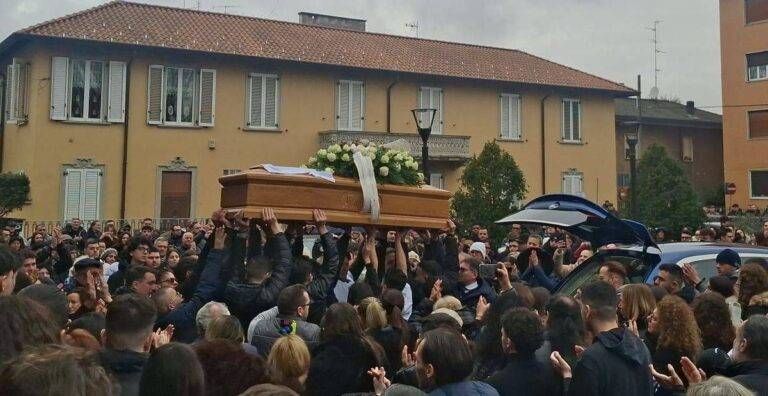 Caronno Pertusella, folla e commozione per il funerale di Michele, morto con Emanuele nel tragico incidente a Saronno – VIDEO funerale Michele Forastieri Caronno