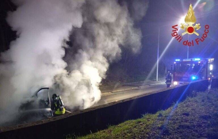 Incendio furgone in transito a Bregnano, fiamme visibili a Lazzate incendio furgone Bregnano
