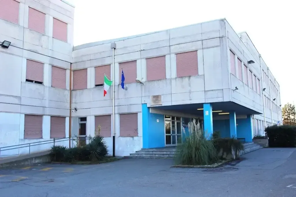 Saronno, firme contro i doppi turni allo Zappa, i genitori chiedono soluzioni alternative itc Zappa Saronno