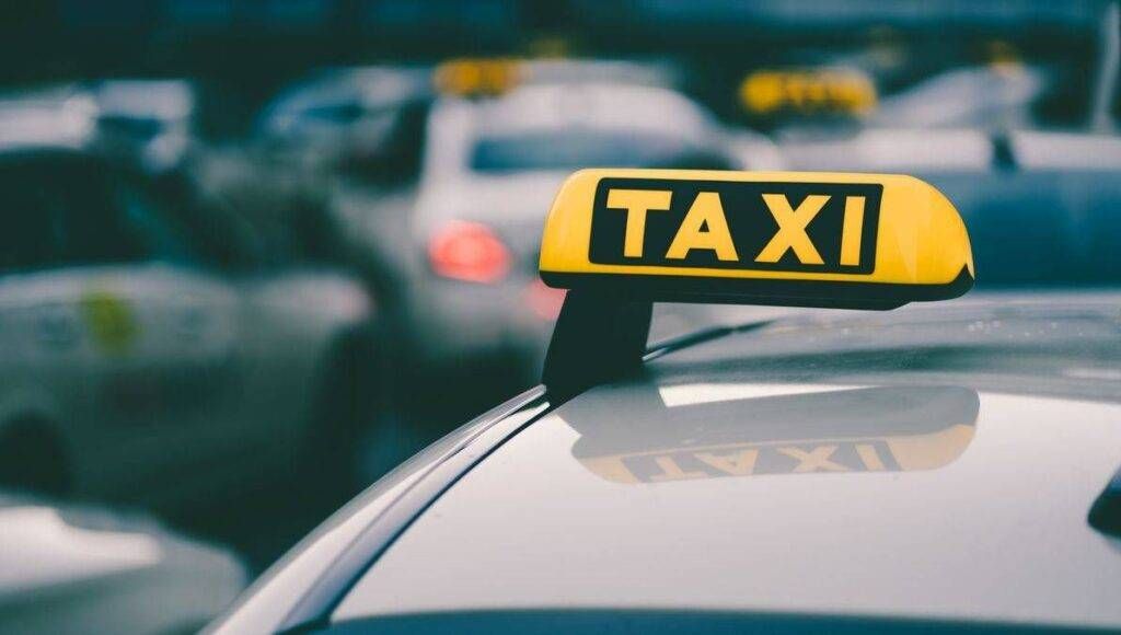 Sale a casa per farsi pagare la corsa, tassista accoltellato a Monza taxi monza