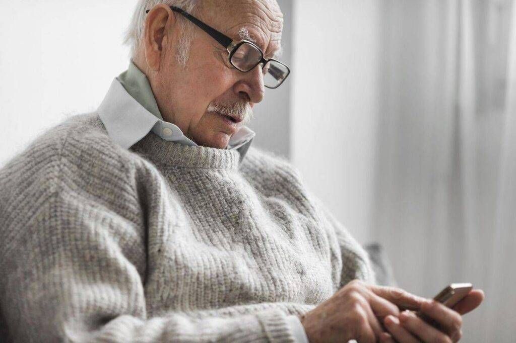 Solaro, telefonata a nome del Comune per proporre servizio di medico a domicilio, ma è una truffa. anziano truffa telefono solaro