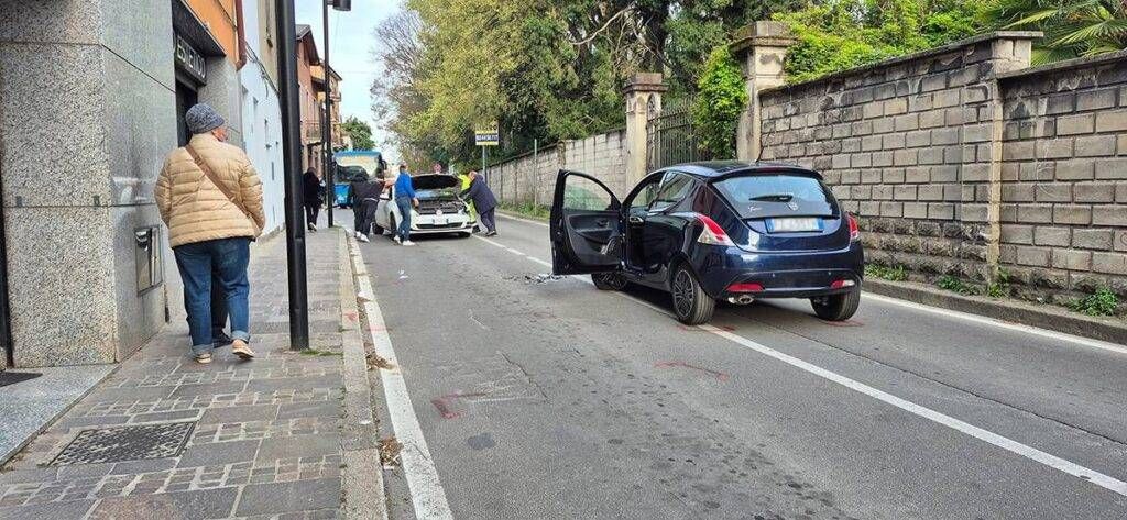 Senago, scontro tra tre auto in centro: traffico paralizzato 20260328 173157 1024x473