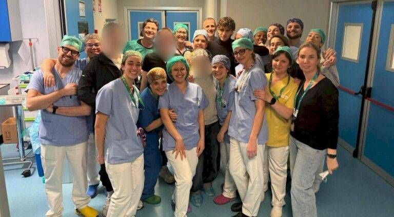 Achille Lauro all’ospedale Niguarda di Milano, in visita ai ragazzi ricoverati dopo la tragedia di Crans-Montana Achille Lauro Crans Montana Niguarda